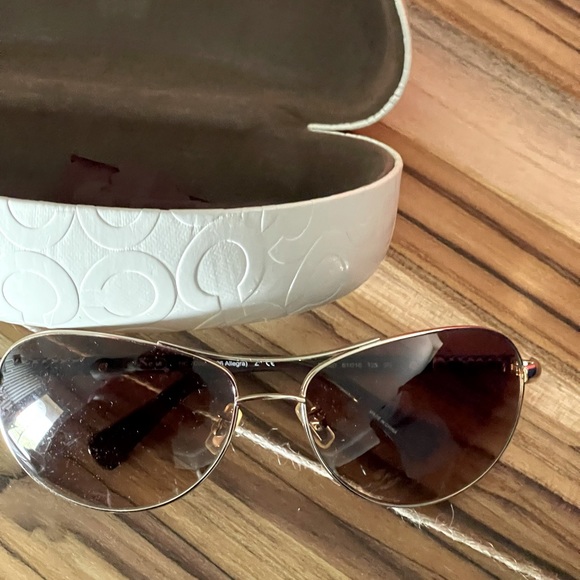 🕶☀️☀️EUC LADIES COACH SUNGLASSES🛍 - Picture 3 of 6